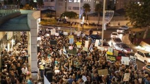 متظاهرون يحتجون بالقرب من منزل النائب العام ماندلبليت في بيتاح تكفا في 5 أغسطس 2017. (Tomer Neuberg/Flash90)