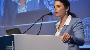 تتحدث وزيرة العدل أيليت شاكيد في مؤتمر العدالة لنقابة المحامين الإسرائيلية في تل أبيب في 29 أغسطس / آب 2017. (Roy Alima/Flash90)