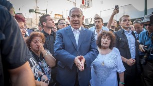 يجتمع رئيس الوزراء بنيامين نتنياهو مع سكان جنوب تل أبيب خلال جولة في الحي، 31 أغسطس / آب 2017. (Miriam Alster/Flash90)
