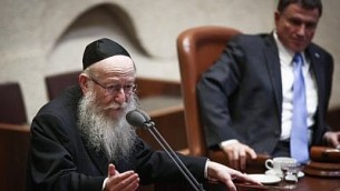 وزير الصحة يعكوف ليتسمان يتحدث في البرلمان الإسرائيلي في القدس خلال جلسة خاصة في 18 سبتمبر 2017. (Miriam Alster/Flash90)