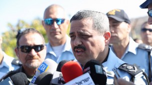 مفوض الشرطة روني الشيخ يتحدث في ساحة هجوم امام مستوطنة هار ادا بالقرب من القدس، 26 سبتمبر 2017 (Yonatan Sindel/FLASH90)