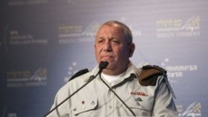 رئيس هيئة أركان الجيش الإسرائيلي اللفتنانت جنرال غادي آيزنكوت خلال كلمة له في ’مؤتمر هرتسليا’ في المدينة الإسرائيلية الساحلية، 20 يونيو، 2017. (Hagai Fried/Herzliya Conference) 