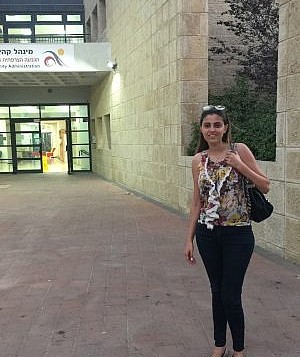 سوزان شحادة، وهي عربية إسرائيلية من الشمال، استقرت مع عائلتها في الحي اليهودي التلة الفرنسية. (Jessica Steinberg/Times of Israel)