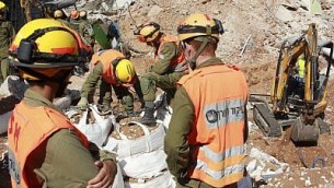 جنود في قيادة الجبهة الداخلية خلال عمليات الانقاذ بعد انهيار موقف سيارات في تل ابيب، 6 سبتمبر 2016 (Judah Ari Gross/Times of Israel)