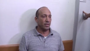 رامي تايب، المستشار السياسي لوزير الطاقة يوفال شتاينيتس، خلال جلسة لتمديد اعتقاله في محكمة الصلح في ريسون لتسيون، 4 سبتمبر 2017 (Screen capture: Ynet)