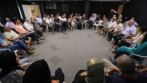 قادة مجتمع مسلمون ويهود، من ضمنهم أئمة وحاخامات، بالإضافة إلى نائب رئيس بليدة أم الفحم بلال ضاهر وعضو الكنيست عن ’القائمة المشترك’ يوسف جبارين، خلال لقاء في صالة عرض للفنون في أم الفحم من تنظيم منظمة ’تاغ مئير’. (Yossi Zamir / Tag Meir) 