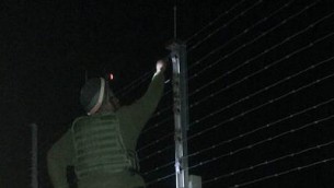 جندي يصلح السياج الحدودي مع قطاع غزة (Netta Asner/IDF Spokesperson’s Unit)