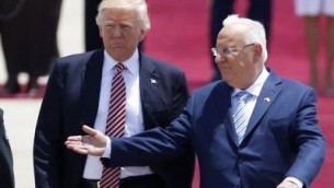 الرئيس رؤوفن ريفلين يرحب بالرئيس الأمريكي دونالد ترامب خلال مراسم الترحيب لدى وصوله إلى مطار بن غوريون الدولي في 22 مايو / أيار 2017. (AFP Photo/Jack Guez)