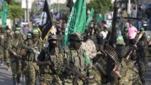 مسلحون فلسطينيون من ’كتائب عز الدين القسام’، الجناح المسلح لحركة ’حماس’ الفلسطينية، يشاركون في مسيرة عسكرية مناهضة لإسرائيل في مدينة غزة، 25 يوليو، 2017. ( AFP PHOTO / MAHMUD HAMS)