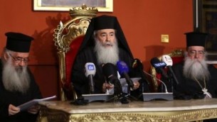 بطريرك القدس الأرثوذكسي اليوناني ثيوفيلوس الثالث (وسط الصورة) يتحدث خلال مؤتمر صحفي في العاصمة الأردنية عمان في 12 أغسطس، 2017. (AFP Photo/Khalil Mazraawi)