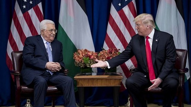 رئيس السلطة الفلسطينية محمود عباس يتحدث مع الرئيس الأمريكي دونالد ترامب قبل اجتماع بينهما في فندق ’بالاس’ على هامش الدورة ال72 للجمعية العامة للأمم المتحدة في 20 سبتمبر، 2017، نيويورك. (AFP PHOTO / Brendan Smialowski)