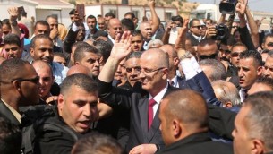 رئيس الوزراء الفلسطيني رامي الحمد الله يصل معبر ايريز في بيت حانون، 2 اكتوبر 2017 (AFP PHOTO / MAHMUD HAMS