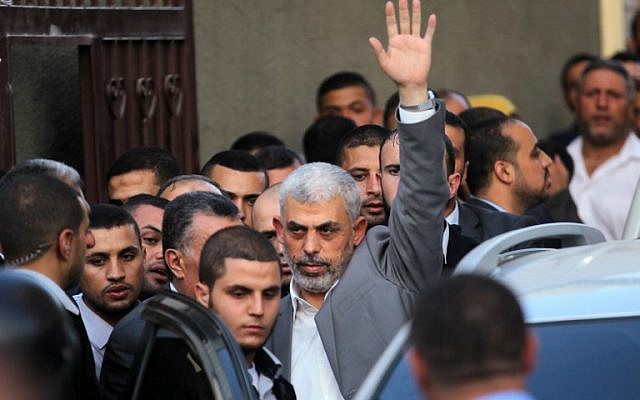 قائد حركة ’حماس’ في قطاع غزة يحيى السنوار خلال وصوله إلى اجتماع مع رئيس الوزراء الفلسطيني ومسؤولين آخرين في مدينة غزة، 2 أكتوبر، 2017. (AFP Photo/Said Khatib) 
