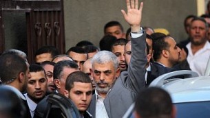 قائد حركة حماس في غزة يحيى السنوار عند وصوله للقاء برئيس الوزراء الفلسطيني رامي الحمد الله في غزة، 2 اكتوبر 2017 (AFP Photo/Said Khatib)