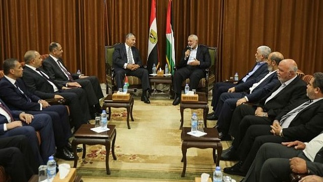 رئيس المكتب السياسي لحركة ’حماس’ إسماعيل هنية (في الوسط من اليسار) يلتقي بوزير المخابرات المصري خالد فوزي في مدينة غزة، 3 أكتوبر، 2017. (AFP Photo/Mahmud Hams) 