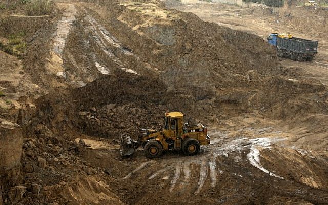 جرافات تقوم بأعمال حفر في موقع ’تل السكن’ الأثري في مدينة غزة، 9 أكتوبر، 2017. (AFP/MAHMUD HAMS) 