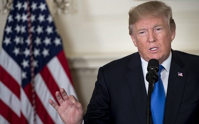 الرئيس الأمريكي دونالد ترامب يتحدث عن الاتفاق النووي مع إيران من غرفة الاستقبال الدبلوماسية في البيت الأبيض في العاصمة واشنطن، 13 أكتوبر، 2017. (AFP/Brendan Smialowski) 