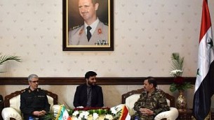 وزير الدفاع السوري الجنرال فهد الفريج (من اليمين) يلتقي برئيس هيئة أركان القوات المسلحة الإيرانية اللواء محمد باقري (من اليسار)، في وزارة الدفاع في العاصمة السورية دمشق، 18 أكتوبر، 2017. (AFP PHOTO / STRINGER) 