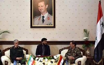 وزير الدفاع السوري الجنرال فهد الفريج (من اليمين) يلتقي برئيس هيئة أركان القوات المسلحة الإيرانية اللواء محمد باقري (من اليسار)، في وزارة الدفاع في العاصمة السورية دمشق، 18 أكتوبر، 2017. (AFP PHOTO / STRINGER) 