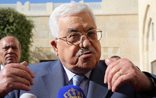 الرئيس الفلسطيني محمود عباس يتحدث مع الصحافيين بعد لقاء مع الملك الأردني في القصر الملكي في عمان، 22 أكتوبر، 2017. (AFP PHOTO / KHALIL MAZRAAWI)