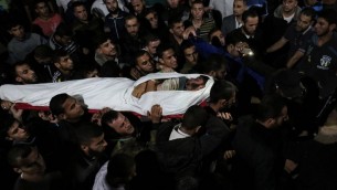 جثمان الفلسطيني مروان الاغا، بعد مقتله في اعقاب تفجير اسرائيل لنفق يمتد من قطاع غزة الى داخل الاراضي الإسرائيلية، في مستشفى الناصر في خان يونس، 3- اكتوبر 2017 (SAID KHATIB / AFP)
