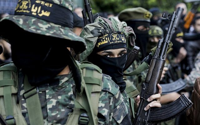 عناصر في حركة ’الجهاد الإسلامي’ الفلسطينية يشاركون في جنازة رفاقهم الذين قُتلوا في عملية إسرائيلية لتفجير نفق امتد من قطاع غزة إلى داخل إسرائيل في مخيم البريج في وسط غزة، 31 أكتوبر، 2017. (MAHMUD HAMS / AFP) 