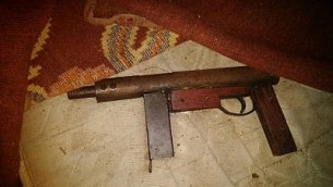 مسدس من صنع محلي صادره الجيش خلال مداهمة لمدينة الخليل في الضفة الغربية، 3 اكتوبر 2017 (Israel Defense Forces)