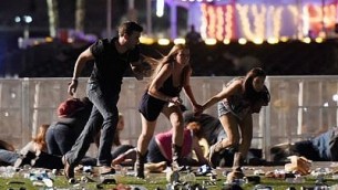 أشخاص يفرون من حفل Route 91 Harvest الموسيقي بعد سماع دوي إطلاق نار في لاس فيغاس، نيفادا، 1 أكتوبر، 2017. (David Becker/Getty Images/AFP)