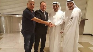 موشيه بينتو، يسار، وماريوس فيزر، الثاني من اليسار، خلال لقاء مع مسؤولي رياضة اماراتيين في ابو ظبي، 28 اكتوبر 2017 (IJF)