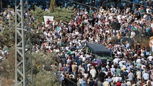 مشيعون يشاركون في جنازة رؤوفين شميرلينغ في مستوطنة إلكاناه في الضفة الغربية، 6 أكتوبر، 2017. (Dani Sitron) 