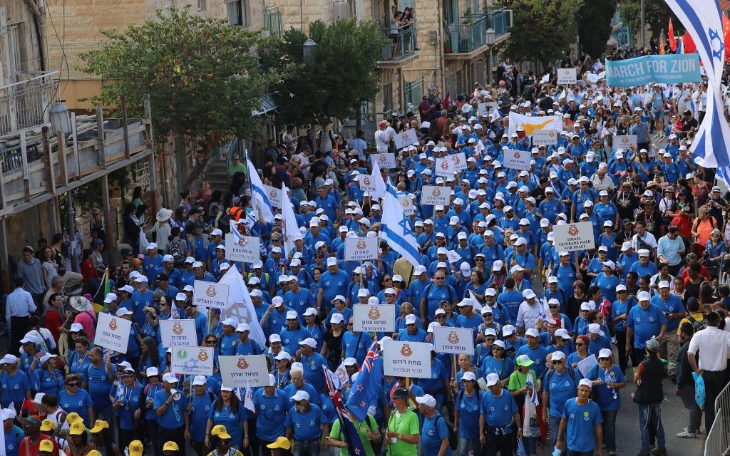 مؤيدون لإسرائيل يشاركون في ’مسيرة القدس’ السنوية خلال عيد السوكوت اليهودي في 10 أكتوبر، 2017. (المتحدث باسم بلدية القدس) 