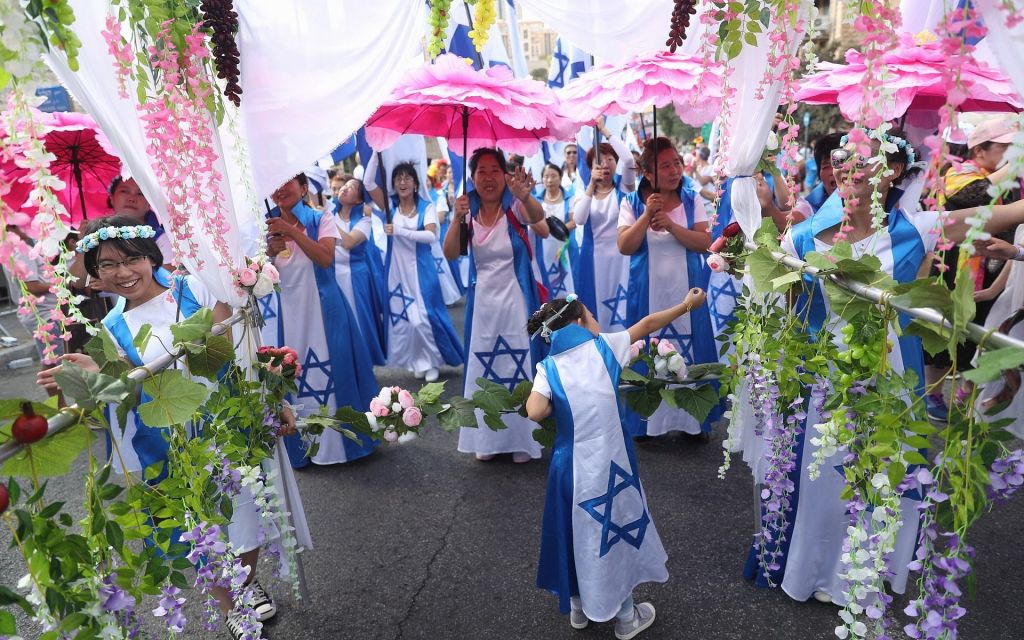 مؤيدون لإسرائيل يشاركون في ’مسيرة القدس’ السنوية خلال عيد السوكوت اليهودي في 10 أكتوبر، 2017. (المتحدث باسم بلدية القدس) 