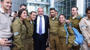 وزير الدفاع أفيغدور ليبرمان، في صورة من جنود إسرائيليين خلال حدث في وزارة الدفاع في تل أبيب، 10 أكتوبر، 2017. (Defense Ministry) 