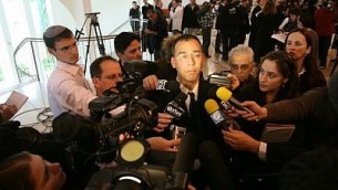 شاي نيتسان يتحدث لوسائل الإعلام في عام 2008. (Yossi Zamir/Flash90) 