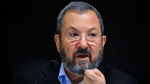 رئيس الوزراء الأسبق إيهود باراك في حفل إطلاق تطبيق Reporty المتخصص في الأخبار الدفاعية في تل أبيب، 16 مارس، 2016. (Flash90) 