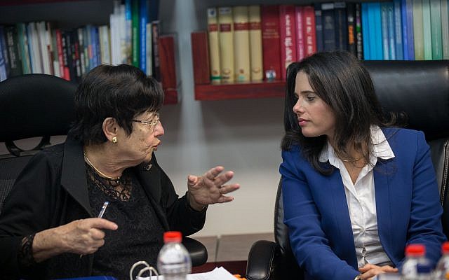 وزيرة العدل أييليت شاكيد، من اليمين، مع رئيسة المحكمة العليا ميريام ناؤور في وزارة العدل في القدس، 22 فبراير، 2017. (Yonatan Sindel/Flash 90) 