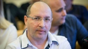رئيس نقابة العمال ’الهستدروت’ آفي نيسنكورن في محكمة العمل اللوائية في القدس، 26 مارس، 2017. (Yonatan Sindel/Flash90)
