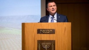 رئيس الكنيست يولي إدلشتين يشارك في مراسم في الكنيست، القدس، 6 يونيو، 2017. (Yonatan Sindel/Flash90) 