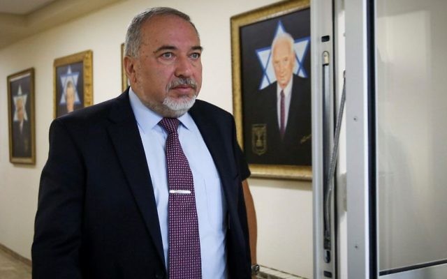 وزير الدفاع أفيغدور ليبرمان يصل لحضور الجلسة الأسبوعية للحكومة في مكتب رئيس الوزراء في القدس، 25 يونيو، 2017. (Marc Israel Sellem/Pool/Flash90) 