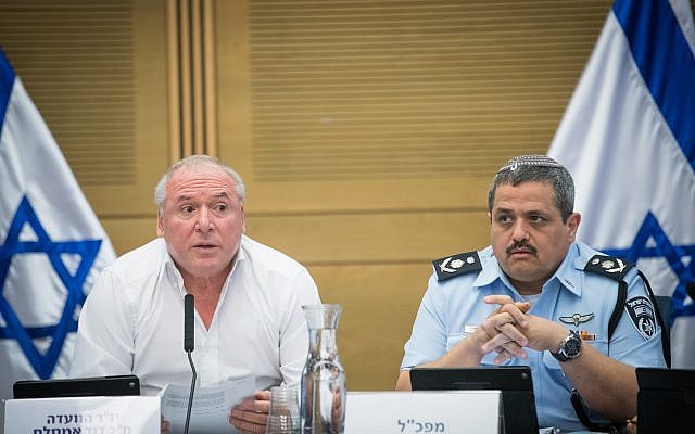 عضو الكنيست دافيد إمسالم (الليكود)، رئيس لجنة الشؤون الداخلية، من اليسار، والمفوض العام للشرطة روني الشيخ خلال اجتماع للجنة في الكنيست، 11 يوليو، 2017. (Yonatan Sindel/Flash90) 