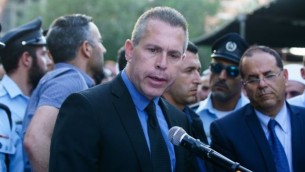 وزير الأمن العام غلعاد إردان يلقي كلمة خلال جنازة الشرطة الدرزي كمال شنان، في قرية حرفيش شمال إسرائيل، 14 يوليو، 2017. (Basel Awidat/Flash90) 