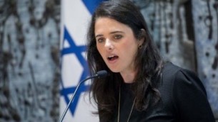 وزيرة العدل أييليت شاكيد تتحدث خلال حفل في مقر إقامة رئيس الدولة في القدس، 20 يوليو، 2017. (Yonatan Sindel/Flash90) 