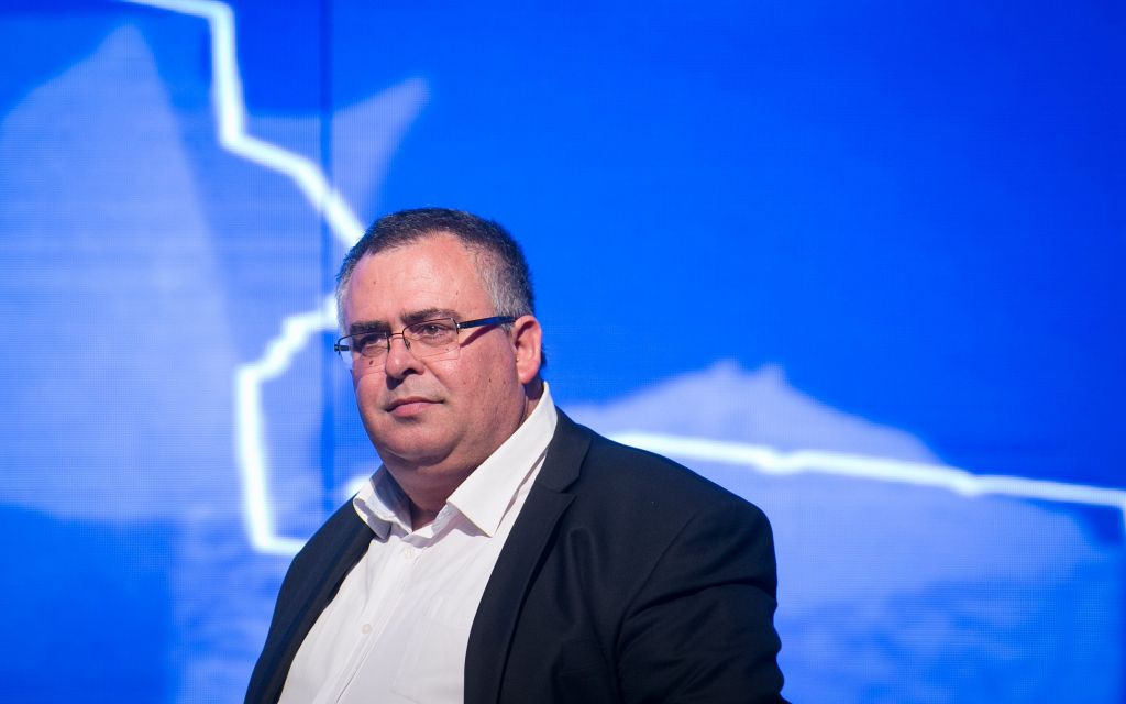 عضو الكنيست دافيد بيتان خلال في تجمع لحزب ’الليكود’ بالقرب من مطار بن غوريون الدولي في 30 أغسطس، 2017. (Miriam Alster/Flash90) 