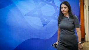 وزيرة العدل أييليت شاكيد تصل إلى الجلسة الأسبوعية للمجلس الوزاري في مكتب رئيس الوزراء في القدس، 3 سبتمبر، 2017. (Marc Israel Sellem) 