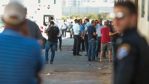 الشرطة في الموقع الذي تم العثور فيه على جثة رؤوفين شميرلينغ من مستوطنة إلكاناه في المنطقة الصناعية في مدينة كفر قاسم، 4 أكتوبر، 2017. (Roy Alima/Flash90) 