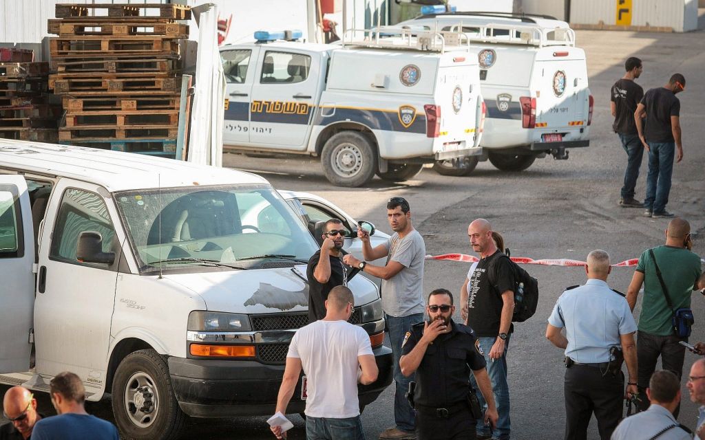 الشرطة تقوم بجمع أدلة من موقع جريمة في مدينة كفر قاسم بعد العثور على جثة رؤوفين شميرلينغ، 4 أكتوبر، 2017. (Roy Alima/Flash90) 