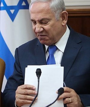 يحضر رئيس الوزراء بنيامين نتنياهو اجتماع مجلس الوزراء الأسبوعي في مكتبه في القدس في 15 أكتوبر 2017. (Alex Kolomoisky/Flash90)