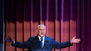 رئيس الوزراء بينيامين نتنياهو يتحدث أمام أعضاء وسائل الإعلام المسيحية خلال مؤتمر عُقد في ’متحف إسرائيل’ في القدس، 15 أكتوبر، 2017. (Yonatan Sindel/Flash90) 