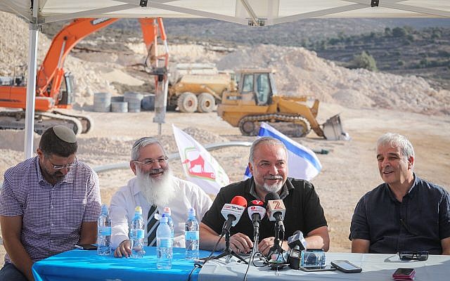 وزير الدفاع أفيغدور ليبرمان، في الوسط من اليمين، في زيارة لموقع بناء مستوطنة عميحاي الجديدة في الضفة الغربية، 18 أكتوبر، 2017. (Hadas Parush/Flash90)