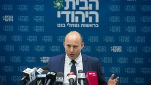رئيس حزب البيت اليهودي ووزير التعليم نفتالي بينيت يقود اجتماع الحزب في الكنيست في 23 أكتوبر 2017. (Miriam Alster/Flash90)